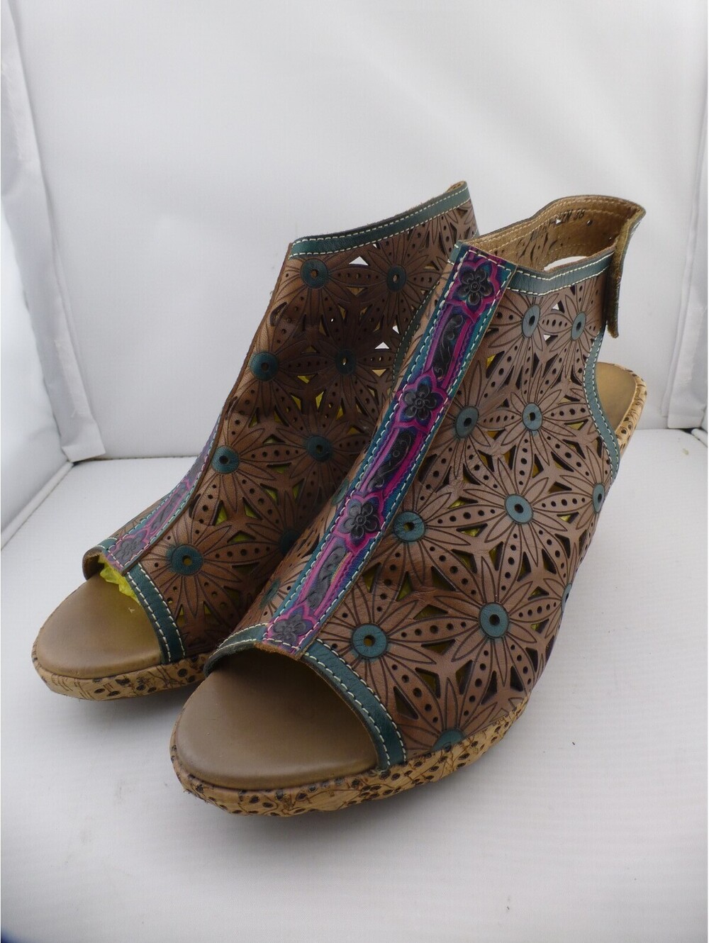 L'ARTISTE by Spring Step MARJAN-GYM Women's SZ 7.5 Perforated Floral Sandals M22